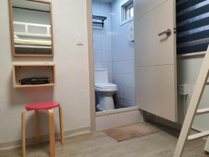 Koupelna v ubytování Bunk Backpackers Guesthouse + 37 fotografií