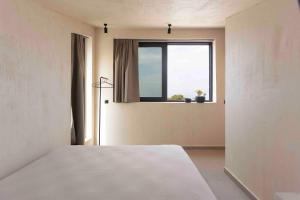 Postel nebo postele na pokoji v ubytování Pnoes Luxury Suites