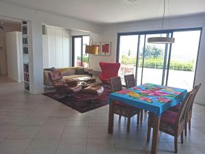 een woonkamer met een tafel en een bank bij Villa Malibu in Mandelieu-la-Napoule