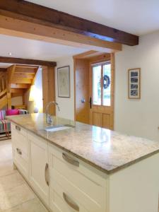 Dapur atau dapur kecil di Spacious Ski Chalet In Traditional French Village, sleeps 8, Four Star with fibre broadband