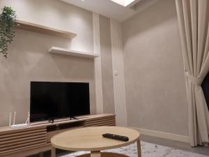 TV a/nebo společenská místnost v ubytování The Ooak Suites and Residence@ Kiara 163
