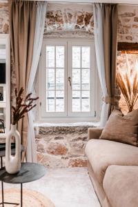 uma sala de estar com um sofá e uma janela em Šibenik Palace em Sibenik