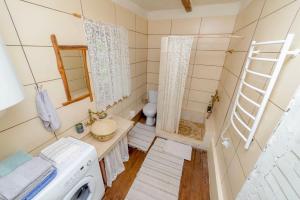 baño pequeño con lavadora y secadora en Екосадиба Лісова Казка, en Dmitrenki