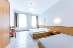 Postel nebo postele na pokoji v ubytování Hotel-Pension Fünfhaus