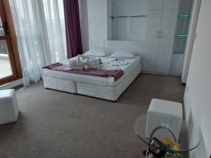 sypialnia z łóżkiem i szklanym stołem w obiekcie Diamond Kiten w mieście Kiten