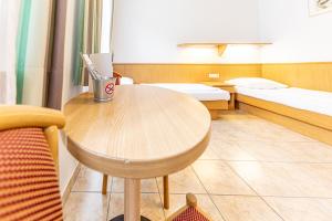 Postel nebo postele na pokoji v ubytování Hotel-Pension Fünfhaus