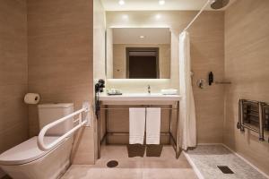 łazienka z umywalką, toaletą i lustrem w obiekcie Hotel Bristol 4 Sup w mieście Benidorm