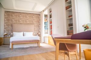 - une chambre avec un lit, une table et des chaises dans l'établissement Château de Ferrand, à Saint-Émilion