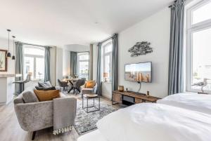 sypialnia z łóżkiem i salon w obiekcie NEU! Exklusives Apartment Turmkoje im Herzen Westerlands w mieście Westerland