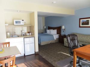 a hotel room with a bed and a desk and chair at Coronet Motel in Palo Alto