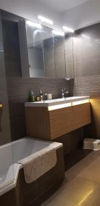 La salle de bains est pourvue d'un lavabo et d'un miroir. dans l'établissement 4P, Piscine, Tennis, Wifi, Proche Centre et Plages, à Antibes
