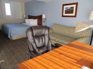 um quarto de hotel com uma cama e um sofá em Coronet Motel em Palo Alto