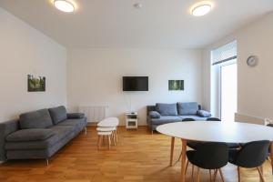 ウィーンにある4 Beds and More Vienna Apartments - Contactless check-inのリビングルーム(ソファ、テーブル付)