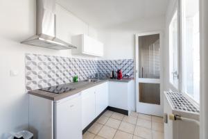 A kitchen or kitchenette at Studio Lumineux Saint-Étienne Bellevue