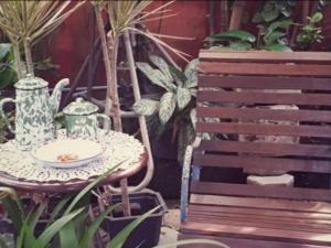 une table et une chaise à côté d'une table et d'une chaise dans l'établissement villas in batu indonesia homestay, à Kotalama