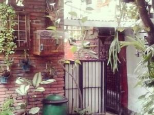 un bâtiment en briques avec un portail et une porte dans l'établissement villas in batu indonesia homestay, à Kotalama 2 autres photos