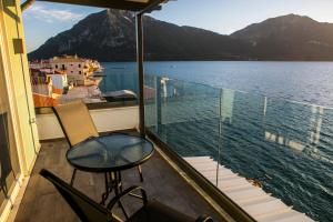 einen Balkon mit einem Stuhl und Blick auf das Wasser in der Unterkunft HOTEL ALEXANDER in Mýtikas