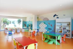 una camera per bambini con tavoli, sedie e un tavolo di Iberostar Selection Lanzarote Park a Playa Blanca