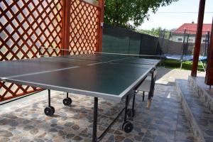 una mesa de ping pong en el patio en Gamma en Praid