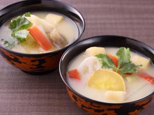 奈良市にあるホテル日航奈良の黒いスープ2杯(野菜・果物付)