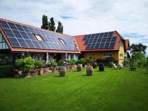 ein Haus mit Sonnenkollektoren auf dem Dach in der Unterkunft Weingut Albert, Familie Cramer in Kitzeck im Sausal
