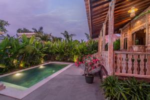 a backyard with a swimming pool and a house at Aswanaya Villas Ubud in Ubud