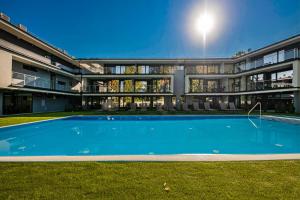 巴拉通雷勒H55的一座大房子,前面设有一个大型游泳池