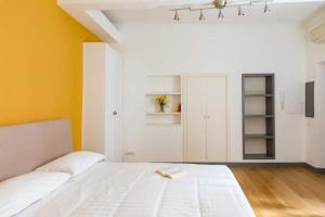 A bed or beds in a room at Pantheon Rome Relais