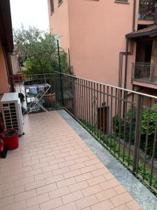 uma varanda com uma cerca ao lado de uma casa em La casetta di San siro em Milão
