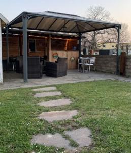 Ein Garten an der Unterkunft Rustikale Wohnung mit Garten