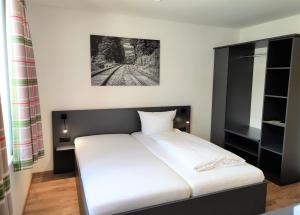 Postel nebo postele na pokoji v ubytování Hotel Am Gleis 1 + 27 fotografií