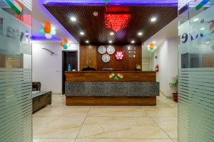ニューデリーにあるAirport Hotel Shivaka Innのフロントデスクのあるレストランのロビー