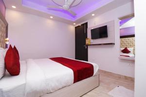 TV a/nebo společenská místnost v ubytování Airport Hotel Shivaka Inn