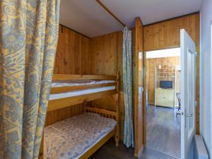a couple of bunk beds in a room at Appartement T2 lumineux, proche pistes, 6 pers, résidence avec ascenseur - FR-1-400-75 in Gourette