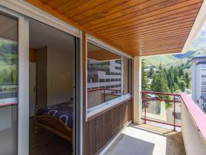 a room with a balcony with a bed and a window at Appartement T2 lumineux, proche pistes, 6 pers, résidence avec ascenseur - FR-1-400-75 in Gourette