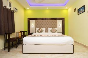 ニューデリーにあるAirport Hotel Shivaka Innのベッドルーム1室(大型ベッド1台付)