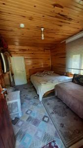 Habitación con 2 camas en una cabaña de madera en Kapuzbaşı Şelalesi Baştürk dinlenme tesisleri en Büyükçakır