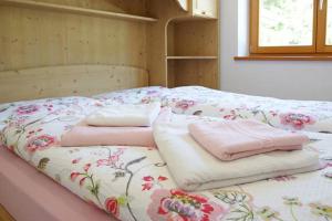 una camera con due letti e asciugamani di Appartamenti Chalet al Lago ad Alleghe