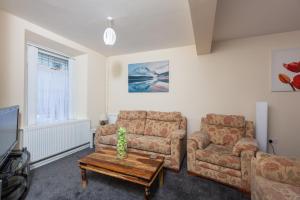 sala de estar con sofá y mesa de centro en Sandfields House en Gorseinon