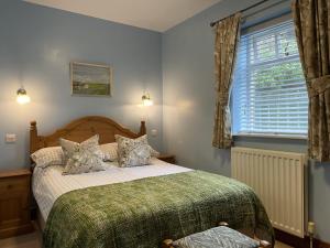 Un dormitorio con una cama grande y una ventana en Milecastle Inn on Hadrian's Wall near Haltwhistle en Haltwhistle