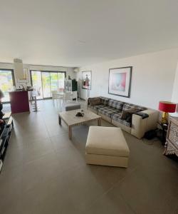 a living room with a couch and a table at Grand 3 pièces avec terrasse vue mer tout confort in Beausoleil