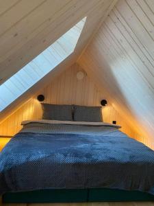Łóżko lub łóżka w pokoju w obiekcie Kurkse Lahe Modern Cabin