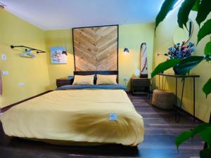 1 dormitorio con 1 cama grande y cabecero de madera en Wooden House 38 Hang Cot - 5' to HoanKiem Lake & Al Noor Mosque, en Hanói