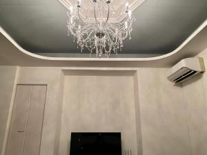 lampadario pendente appeso a un soffitto in una stanza di AZホテル南あわじ/1組限定/貸切 a Minamiawaji