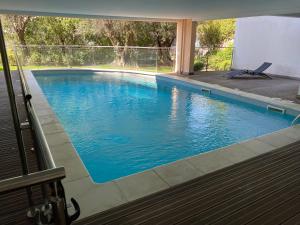 Bazén v ubytovaní Grand 3 pièces avec terrasse vue mer tout confort alebo v jeho blízkosti