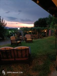 Monteforte Cilento的住宿－Il Rifugio Longobardia Minorae，一群椅子在晚上坐在院子里