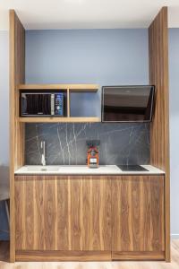 uma cozinha com um lavatório e um micro-ondas em Katouni25 Luxury Suites em Tessalônica