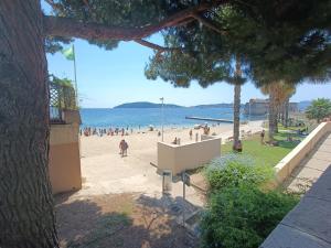 een strand met mensen op het zand en de oceaan bij Le Côte d'Azur in Toulon