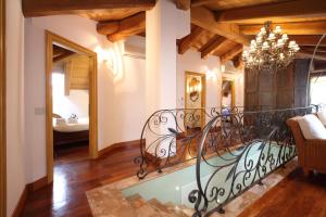 MondavioにあるAgriturismo La Limonaiaのシャンデリア付きの客室内にバスルーム(バスタブ付)が備わります。