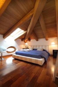 - une chambre mansardée avec un grand lit dans l'établissement Agriturismo La Limonaia, à Mondavio